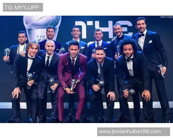 拉菲尼亚荣获西甲最佳与欧冠金靴却无缘年度最佳阵容令人唏嘘